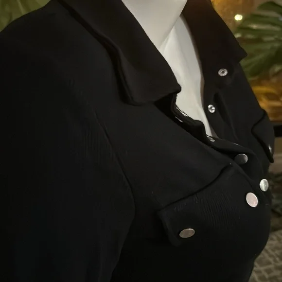 NWT Guess black silver button/snap up v neck collar 3/4 sleeve Medium RIBBED - Picture 9 of 14